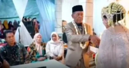 Diisukan Kabur, Kakek 74 Tahun Nikahi Gadis Pacitan Mahar Rp3 Miliar Ternyata Lagi Bulan Madu