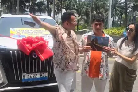 Heboh!, Aktris Irfan Hakim Diberi Kado Raffi Ahmad Mobil Listrik Seharga Nyaris Rp1 Miliar