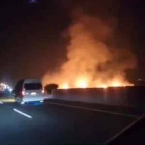 Gempar!  Video Diduga Meteor Jatuh di Cirebon, Picu Kebakaran Dekat Tol Ciperna