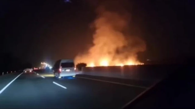 Gempar! Video Diduga Meteor Jatuh di Cirebon, Picu Kebakaran Dekat Tol Ciperna