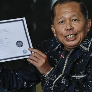 Beda dengan Jokowi, Hakim Mahkamah Konstitusi Arsul Sani Buktikan Ijazahnya Asli dan Tunjukkan ke Publik