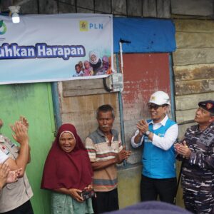 Cahaya dan Harapan di HLN ke-80: PLN Sambungkan Listrik Gratis bagi Keluarga Prasejahtera di Padang