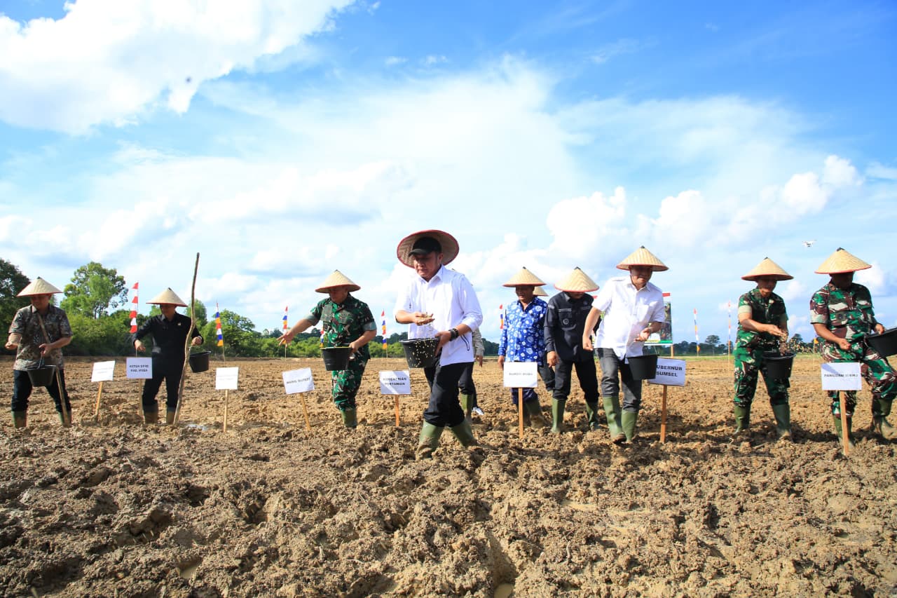 Perdana! Tanam Sawah Rakyat di Desa Lumpatan 2