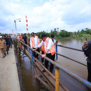 Progres Pembangunan Jembatan Penghubung Desa Sukanegeri–Kangkung Kabupaten OKU Timur