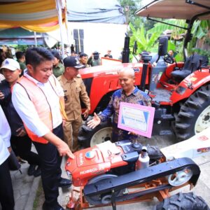 Penyerahan Bantuan Sarana dan Prasarana Pertanian Tahun 2025 kepada Petani