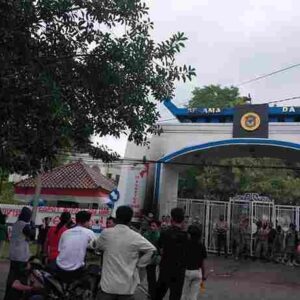 Ratusan Nakes dan Guru Kepung Kantor Bupati Mamuju, Tuntut Kejelasan Janji PPPK
