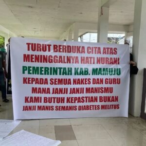 Dilarang Masuk Kantor Bupati, IPMAPUS Bersama Nakes dan Guru Bertahan Bermalam