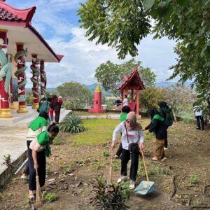 Pemuda Lintas Agama Sulbar Gelar Karya Bakti Gotong Royong, Bersihkan Vihara dan Pura