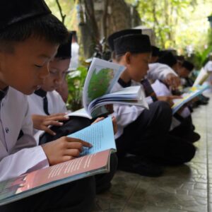 Dukung Pendidikan Inklusif dan Berkelanjutan, PTBA Salurkan Beasiswa Ayo Sekolah