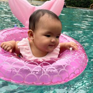 Ini Dia  Manfaat Mengajak Anak Belajar Berenang.