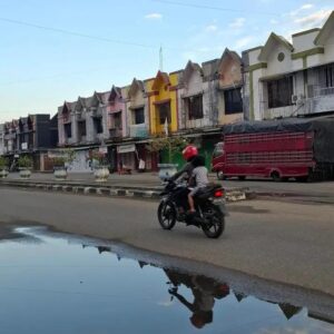 Jalan Kota Mamuju Bergelombang, Warga Dipaksa Berdamai dengan Kerusakan Infrastruktur