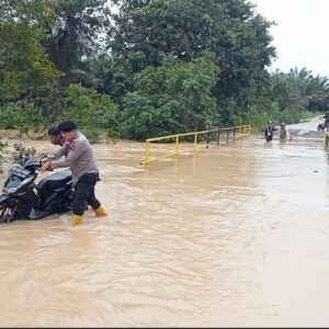 Luapan Air Sungai Birek Rendam Jembatan, Akses Jalan di Desa Gumawang Terhambat