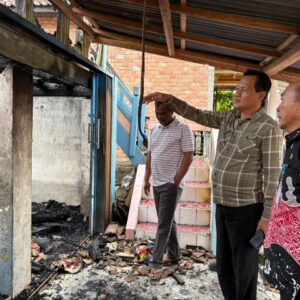 Bupati Muara Enim Serahkan Bantuan Korban Kebakaran Rumah Warga