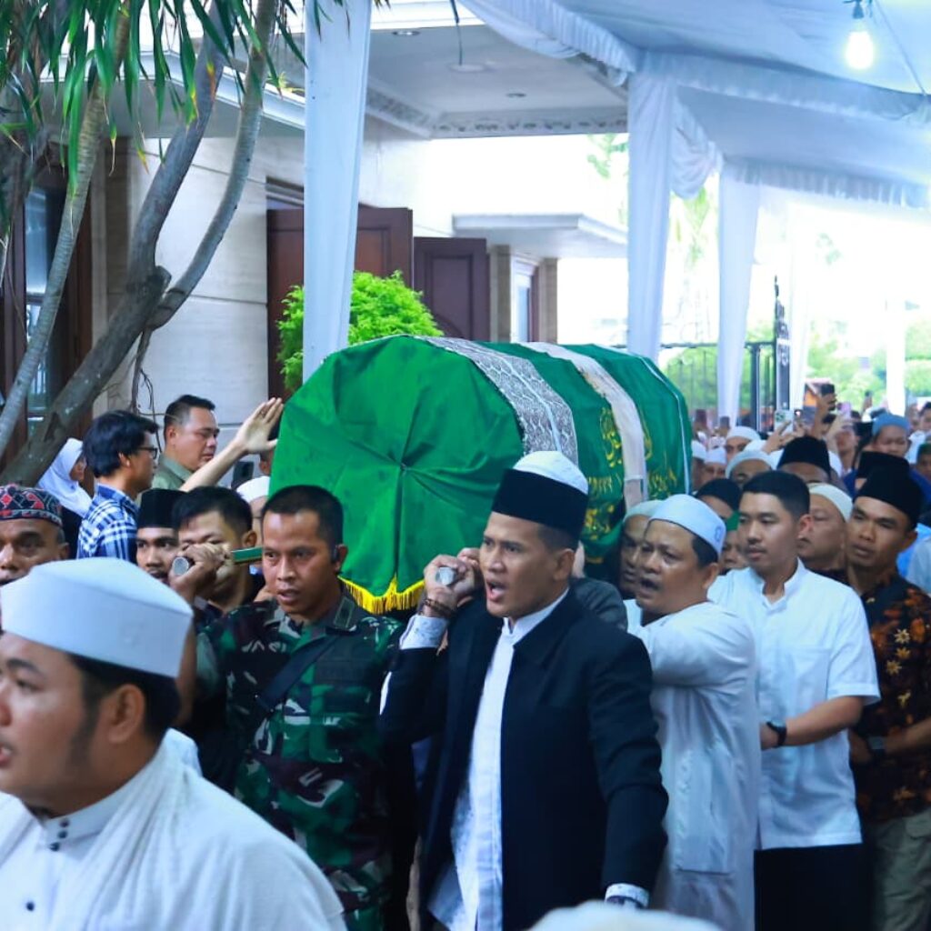 Suasana Haru Pemakanan Crazy Rich Sumsel H. Kms. Abdul Halim Ali" Sosok Dermawan dan Peduli Siar Islam