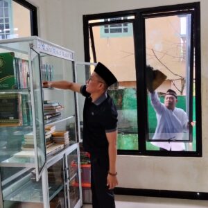Sambut Ramadan, Kakanwil Kemenag Sumsel Pimpin Gerakan Bersih-Bersih Masjid Serentak se-Sumsel