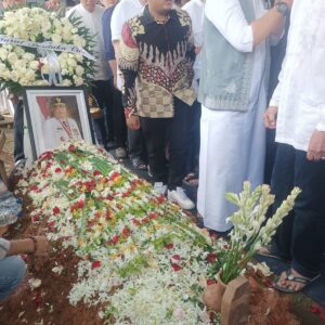 Diiringi Ribuan Pelayat, Mantan Gubernur Sumsel Ir H Alex Noerdin Dimakamkan di Pemakaman Keluarga Kebun Bunga