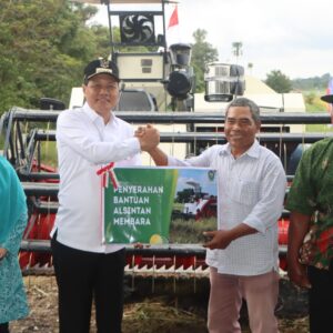 Panen Raya di Ayek Puteh, Bupati Muara Enim Serahkan Bantuan Combine Harvester ke Kelompok Tani