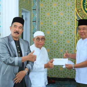 Jumat Ramadan di Sukarame, Wagub Sumsel Cik Ujang Serahkan Bantuan untuk Masjid Ummul Tumina