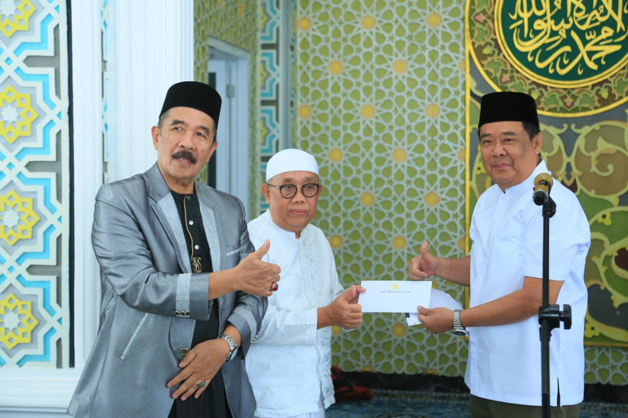 Jumat Ramadan di Sukarame, Wagub Sumsel Cik Ujang Serahkan Bantuan untuk Masjid Ummul Tumina