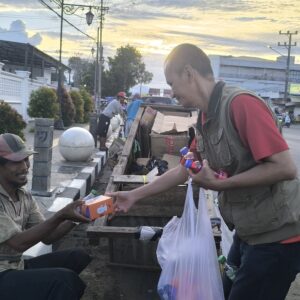 Jelang Akhir Ramadhan 1447 H, SMSI Musi Rawas Kembali Bagikan Ratusan Takjil dan Minuman