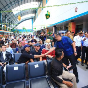 Wagub Cik Ujang Lepas Peserta Mudik Gratis Pemprov Sumsel Lebaran 1447H di Stasiun Kertapati