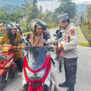 Polres Mamasa Turun ke Jalan, Bagikan Takjil untuk Warga di Tengah Semangat Ramadan