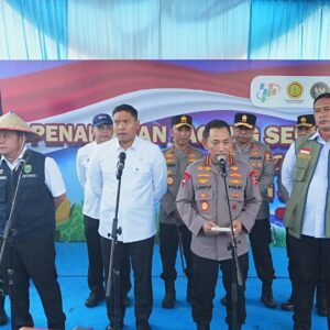 Tanam Jagung dan Resmikan Jembatan Desa, Kapolri Perkuat Ketahanan Pangan di Sumsel