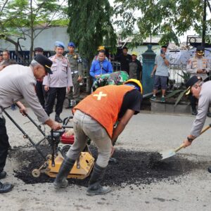 Polres Muara Enim Pimpin Gerakan Belida ASRI, Jalan Berlubang di Terminal Kota Ditambal