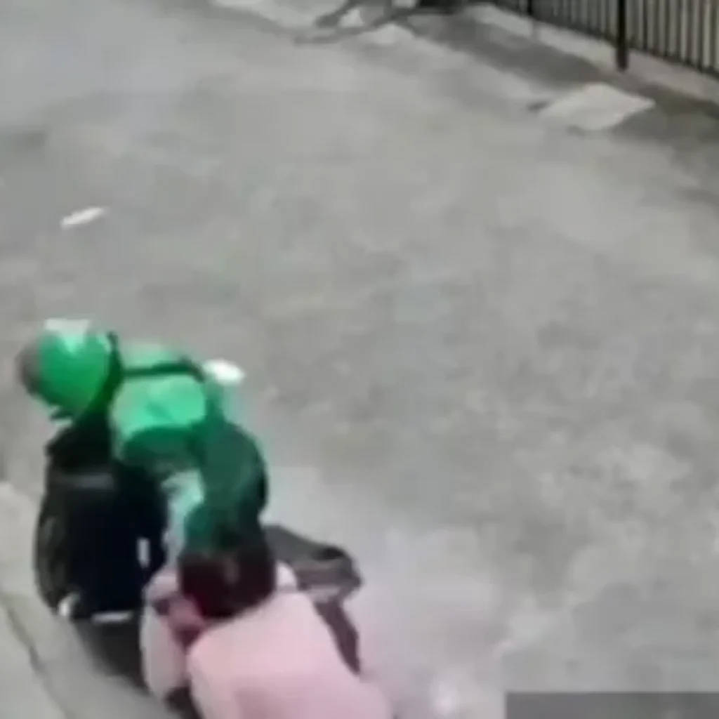 Usai Jambret Lansia Hingga Pingsan, Seorang Berjaket Ojol Panik dan Pura-pura Tolong Korban