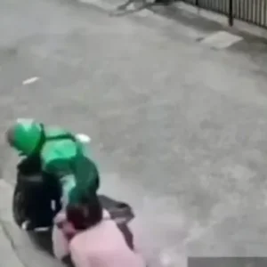 Usai Jambret Lansia Hingga Pingsan, Seorang Berjaket Ojol Panik dan Pura-pura Tolong Korban