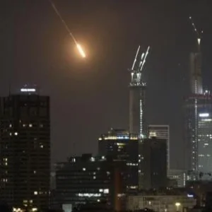 Tidak Kasih Ampun! Rudal Iran Hajar dan Hantam Bangunan di Israel, Korban Berjatuhan