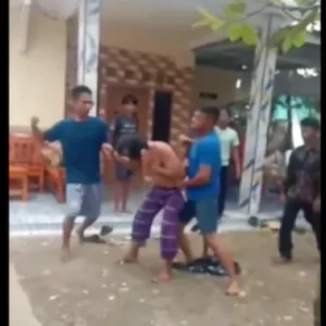 Oknum Ustadz di Karawang Dihajar Warga usai Tepergok Tiduri Istri Orang