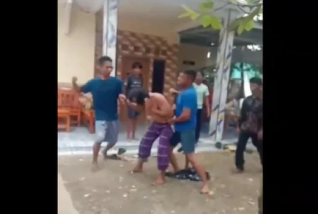 Oknum Ustadz di Karawang Dihajar Warga usai Tepergok Tiduri Istri Orang