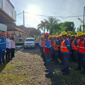 Hari Kartini, Srikandi PLN UP3 Bengkulu Turun Langsung ke Lapangan Jaga Listrik Andal dan Edukasi Keselamatan