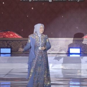 Dewi Sastrani Tampil Memukau, Peragakan  Busana Songket Khas Bumi Sriwijaya