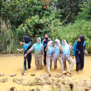 Memprihatinkan, Jalan Desa Sadu Kecamatan BTS Ulu Kabupaten Musi Rawas Rusak Parah Dan Berlumpur