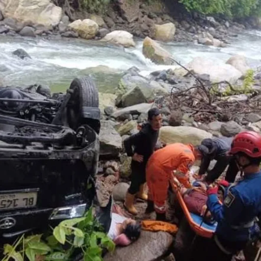 Travel Pekanbaru-Padang Masuk Jurang di Lembah Anai, Bawa Tujuh Penumpang