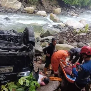 Travel Pekanbaru-Padang Masuk Jurang di Lembah Anai, Bawa Tujuh Penumpang