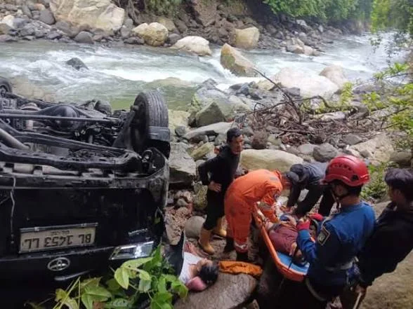 Travel Pekanbaru-Padang Masuk Jurang di Lembah Anai, Bawa Tujuh Penumpang