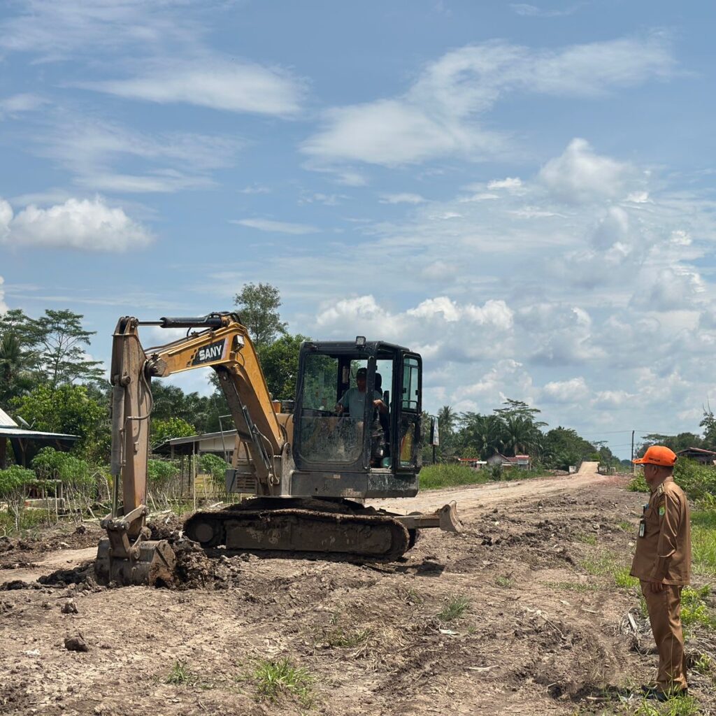 Jalan TMMD Rusak Diterjang Hujan, Camat Lalan Bersama Warga Swadaya Timbun Jalan