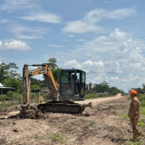 Jalan TMMD Rusak Diterjang Hujan, Camat Lalan Bersama Warga Swadaya Timbun Jalan