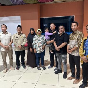 Penuh Haru, Pemkab Muba dan BP3MI Sumsel Fasilitasi Pemulangan Anak Pekerja Migran yang Terlantar di Malaysia, Langsung Diserahkan ke Ibu Kandung di Bandara SMB II