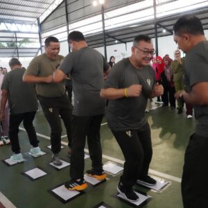 Penuh Keakraban dan Jaga Kebugaran! Momen Pangdam II/Swj dan Ketua Persit KCK Olahraga Bersama di Lapangan Tenis Indoor Zidam II/Swj