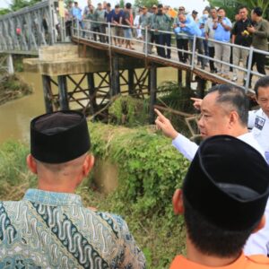Wagub Sumsel Cik Ujang Tinjau Jembatan Sungai Menang, Pastikan Dibangun Kembali pada 2027