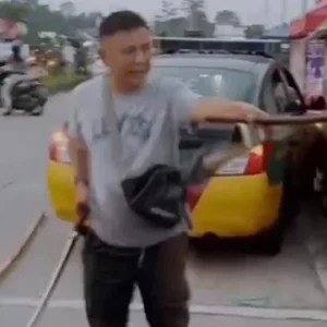 Oknum Polisi Ngamuk Bawa Samurai di Garut Roboh Ditabrak Mobil Patroli dan Dihajar Warga