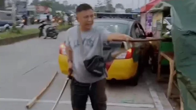 Oknum Polisi Ngamuk Bawa Samurai di Garut Roboh Ditabrak Mobil Patroli dan Dihajar Warga