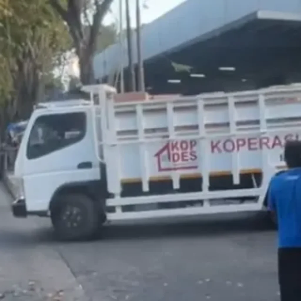 Viral! Truk Koperasi Desa Merah Putih Terciduk Ambil Stok di Gudang Indomarco, Pemberdayaan UMKM Hanya Slogan?