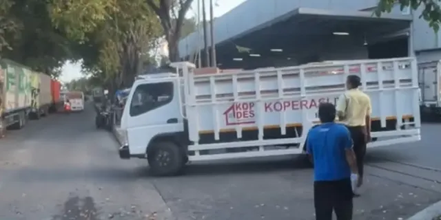 Viral! Truk Koperasi Desa Merah Putih Terciduk Ambil Stok di Gudang Indomarco, Pemberdayaan UMKM Hanya Slogan?