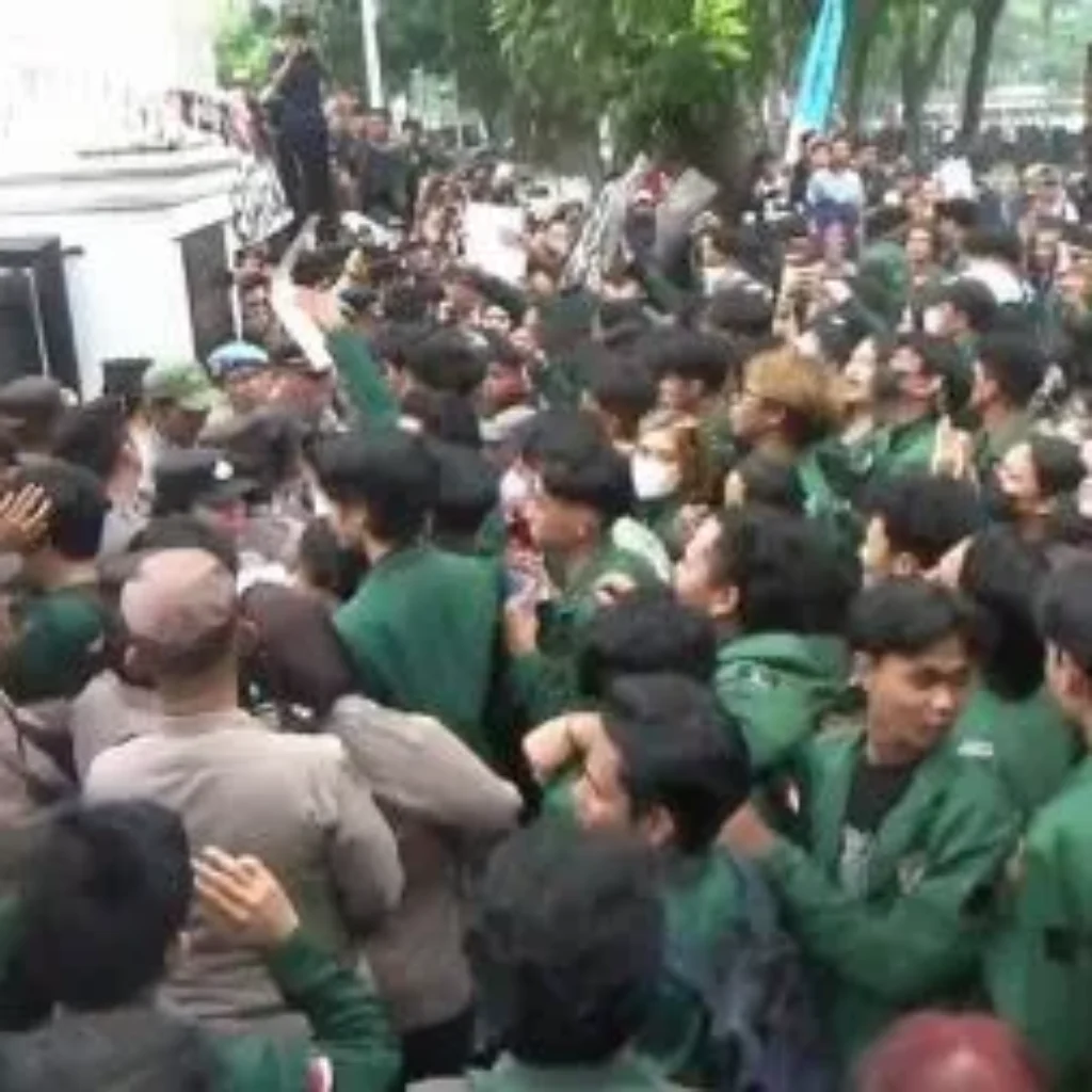 Demo Mahasiswa di Medan Memanas!, Massa Aksi Paksa Masuk Gedung DPRD Sumut