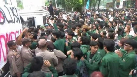 Demo Mahasiswa di Medan Memanas!, Massa Aksi Paksa Masuk Gedung DPRD Sumut